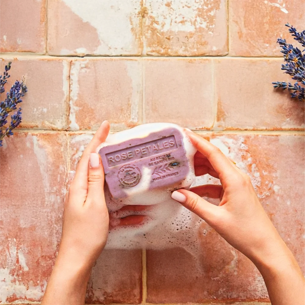 Feste Peeling-Seife mit Rosenduft - Mit Bio-Sheabutter 250g (gefilmt)