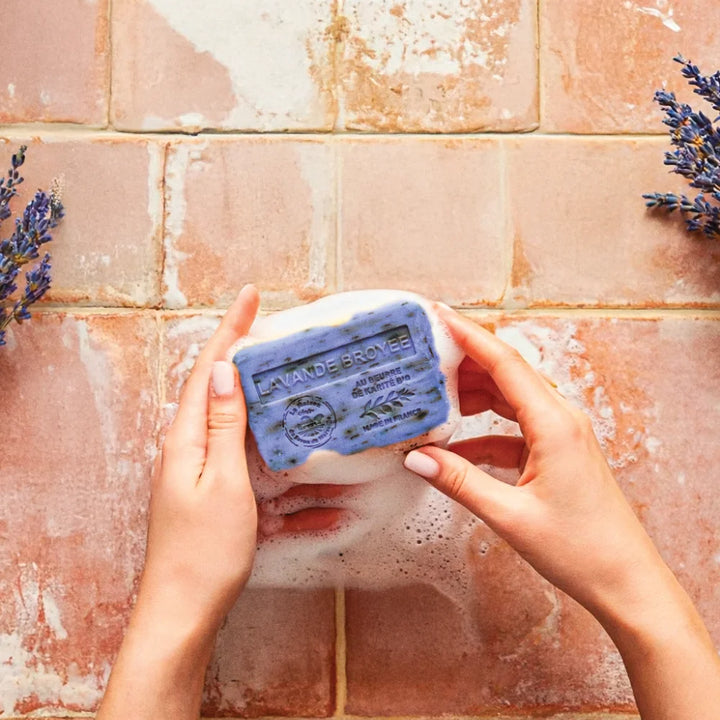 Jabón sólido exfoliante perfumado con lavanda triturada - Con manteca de karité bio 250g (filmado)