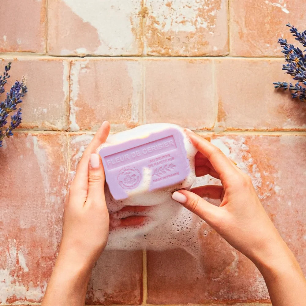 Jabón sólido perfumado Flor de Cerezo - Con manteca de karité bio 250g (filmado)