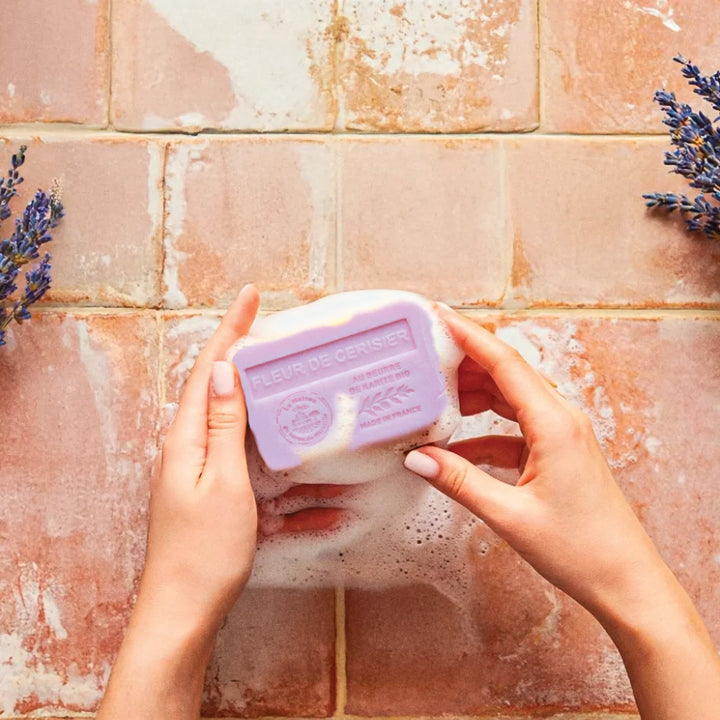 Jabón sólido perfumado Flor de Cerezo - Con manteca de karité bio 250g (filmado)